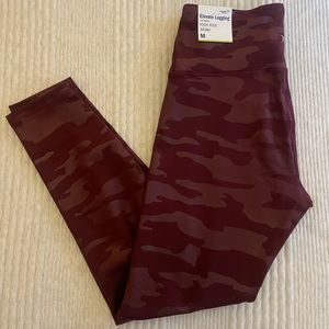 Old Navy Burgundy Camo Elevate Legging - High Rise - Medium - NWT